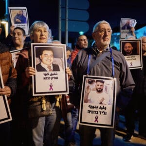 יום השיבוש, מחאה ארצית, שביתה אזרחית, מחאה חברתית, אלימות בחברה הערבית, הפגנה, חיפה, כיכר אונסק"ו, המושבה הגרמנית, משתתפים בהפגנה, שלטי זיכרון, קורבנות אלימות, מודעות ציבורית, מאבק חברתי, סולידריות, קהילה, נשים מפגינות, התכנסות ציבורית, צילום דוקומנטרי, צילום רחוב, אירוע לילה, תאורת רחוב, סרט סגול, אבל ציבורי, כאב, זכויות אזרח, ביטחון אישי, ישראל, קהל, תקשורת חזותית