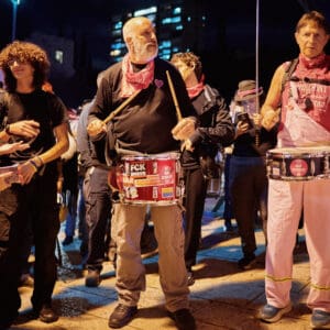 יום השיבוש, מחאה ארצית, שביתה אזרחית, מחאה חברתית, אלימות בחברה הערבית, הפגנה, חיפה, כיכר אונסק"ו, המושבה הגרמנית, משתתפים בהפגנה, שלטי זיכרון, קורבנות אלימות, מודעות ציבורית, מאבק חברתי, סולידריות, קהילה, נשים מפגינות, התכנסות ציבורית, צילום דוקומנטרי, צילום רחוב, אירוע לילה, תאורת רחוב, סרט סגול, אבל ציבורי, כאב, זכויות אזרח, ביטחון אישי, ישראל, קהל, תקשורת חזותית
