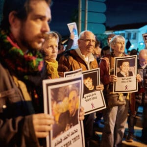 יום השיבוש, מחאה ארצית, שביתה אזרחית, מחאה חברתית, אלימות בחברה הערבית, הפגנה, חיפה, כיכר אונסק"ו, המושבה הגרמנית, משתתפים בהפגנה, שלטי זיכרון, קורבנות אלימות, מודעות ציבורית, מאבק חברתי, סולידריות, קהילה, נשים מפגינות, התכנסות ציבורית, צילום דוקומנטרי, צילום רחוב, אירוע לילה, תאורת רחוב, סרט סגול, אבל ציבורי, כאב, זכויות אזרח, ביטחון אישי, ישראל, קהל, תקשורת חזותית