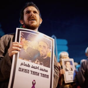 יום השיבוש, מחאה ארצית, שביתה אזרחית, מחאה חברתית, אלימות בחברה הערבית, הפגנה, חיפה, כיכר אונסק"ו, המושבה הגרמנית, משתתפים בהפגנה, שלטי זיכרון, קורבנות אלימות, מודעות ציבורית, מאבק חברתי, סולידריות, קהילה, נשים מפגינות, התכנסות ציבורית, צילום דוקומנטרי, צילום רחוב, אירוע לילה, תאורת רחוב, סרט סגול, אבל ציבורי, כאב, זכויות אזרח, ביטחון אישי, ישראל, קהל, תקשורת חזותית
