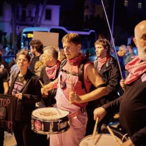 יום השיבוש, מחאה ארצית, שביתה אזרחית, מחאה חברתית, אלימות בחברה הערבית, הפגנה, חיפה, כיכר אונסק"ו, המושבה הגרמנית, משתתפים בהפגנה, שלטי זיכרון, קורבנות אלימות, מודעות ציבורית, מאבק חברתי, סולידריות, קהילה, נשים מפגינות, התכנסות ציבורית, צילום דוקומנטרי, צילום רחוב, אירוע לילה, תאורת רחוב, סרט סגול, אבל ציבורי, כאב, זכויות אזרח, ביטחון אישי, ישראל, קהל, תקשורת חזותית