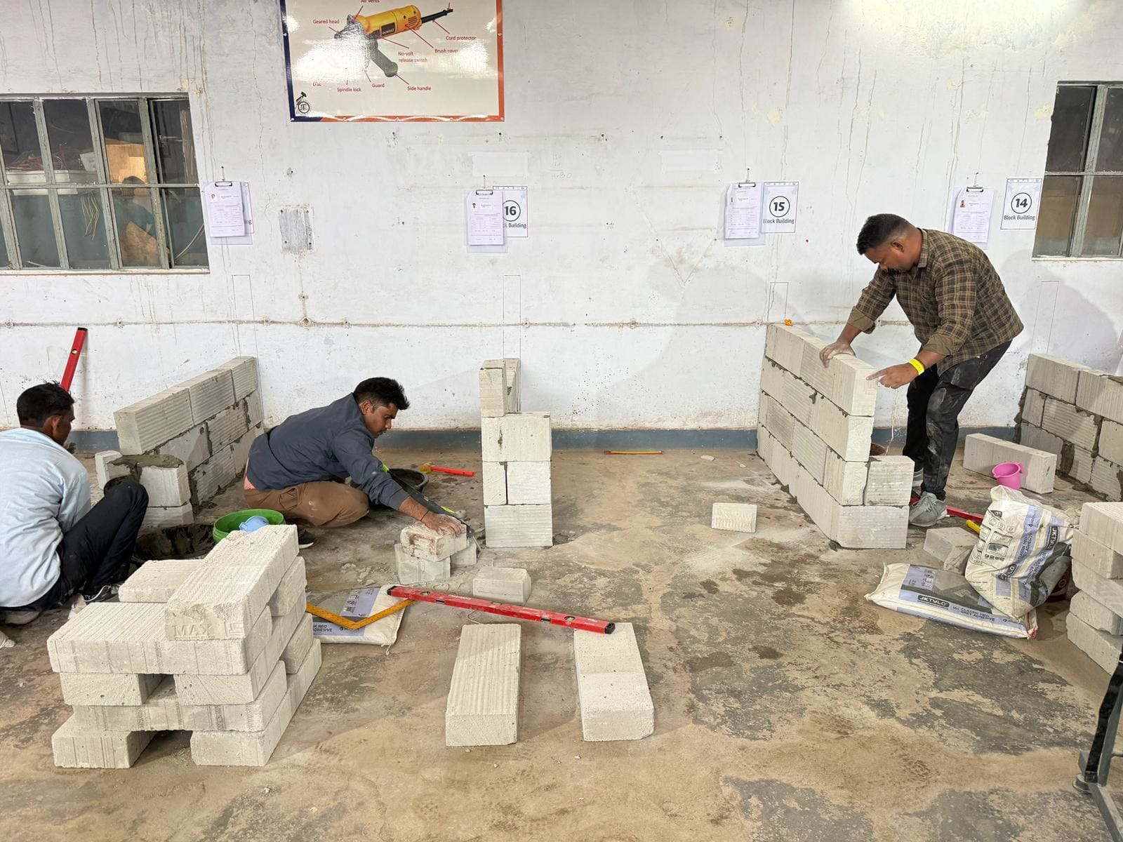 מיונים לעובדים מקצועיים בהודו (צילום: משרד הבינוי והשיכון)