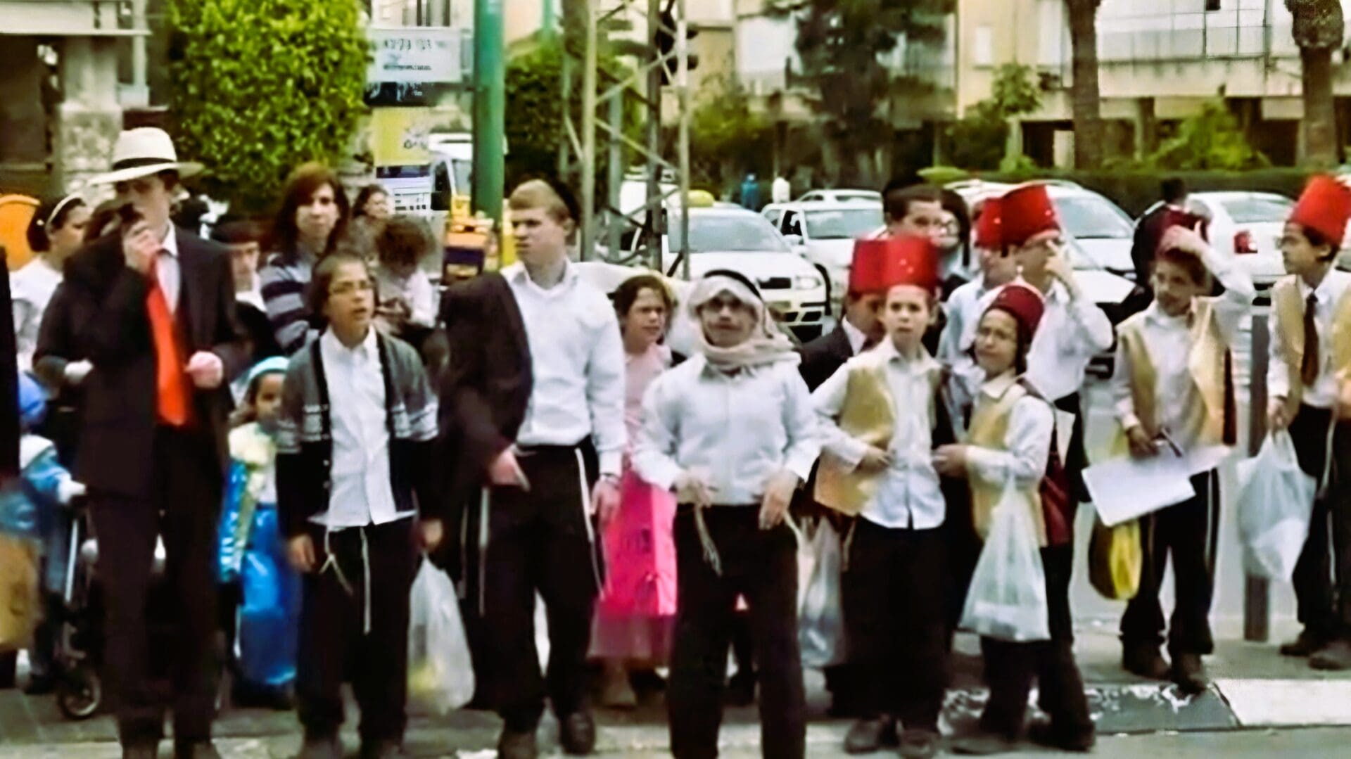 פורים ומגילת אסתר - תחפושות הממתינות במעבר החצייה (צילום: רחלי אורבך)