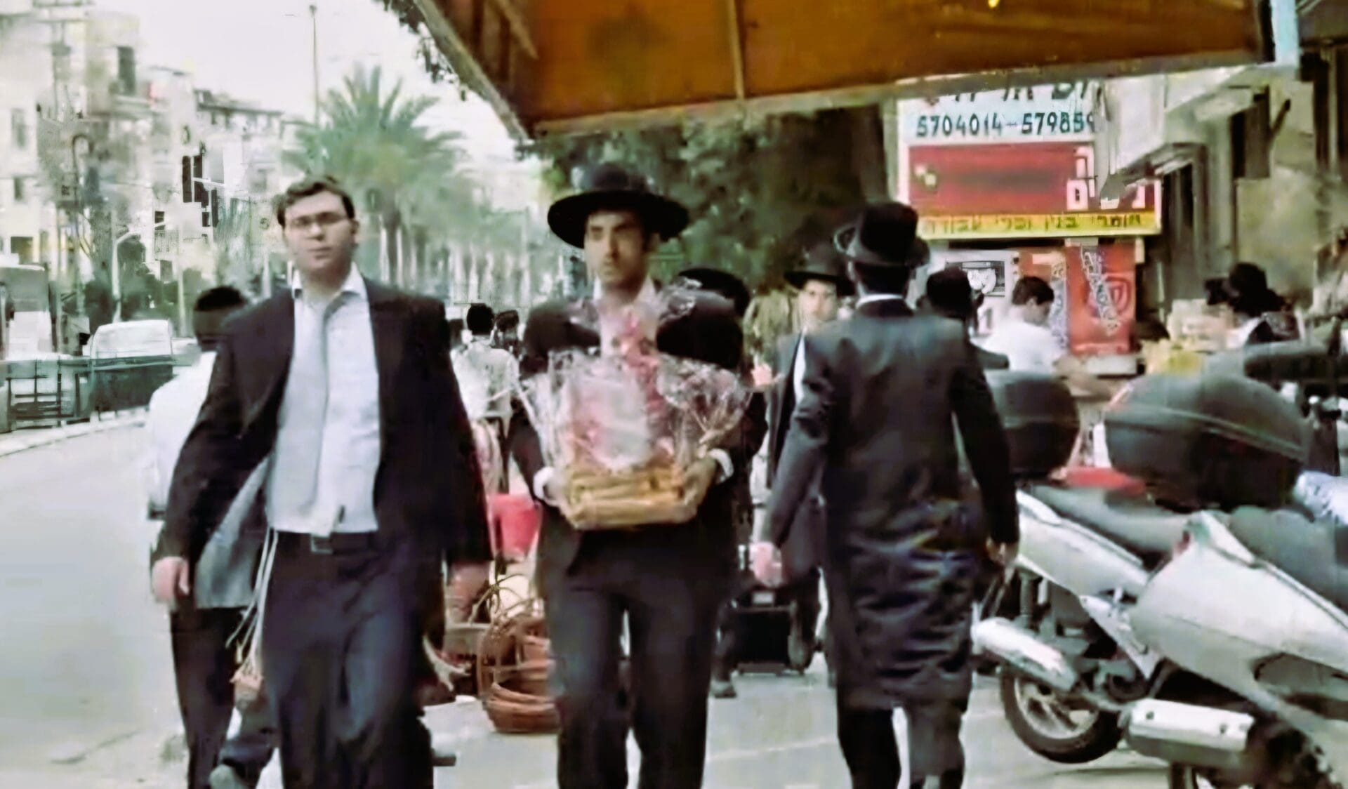 פורים ומגילת אסתר - מדרכה ומשלוח מנות חג בבני ברק (צילום: רחלי אורבך)