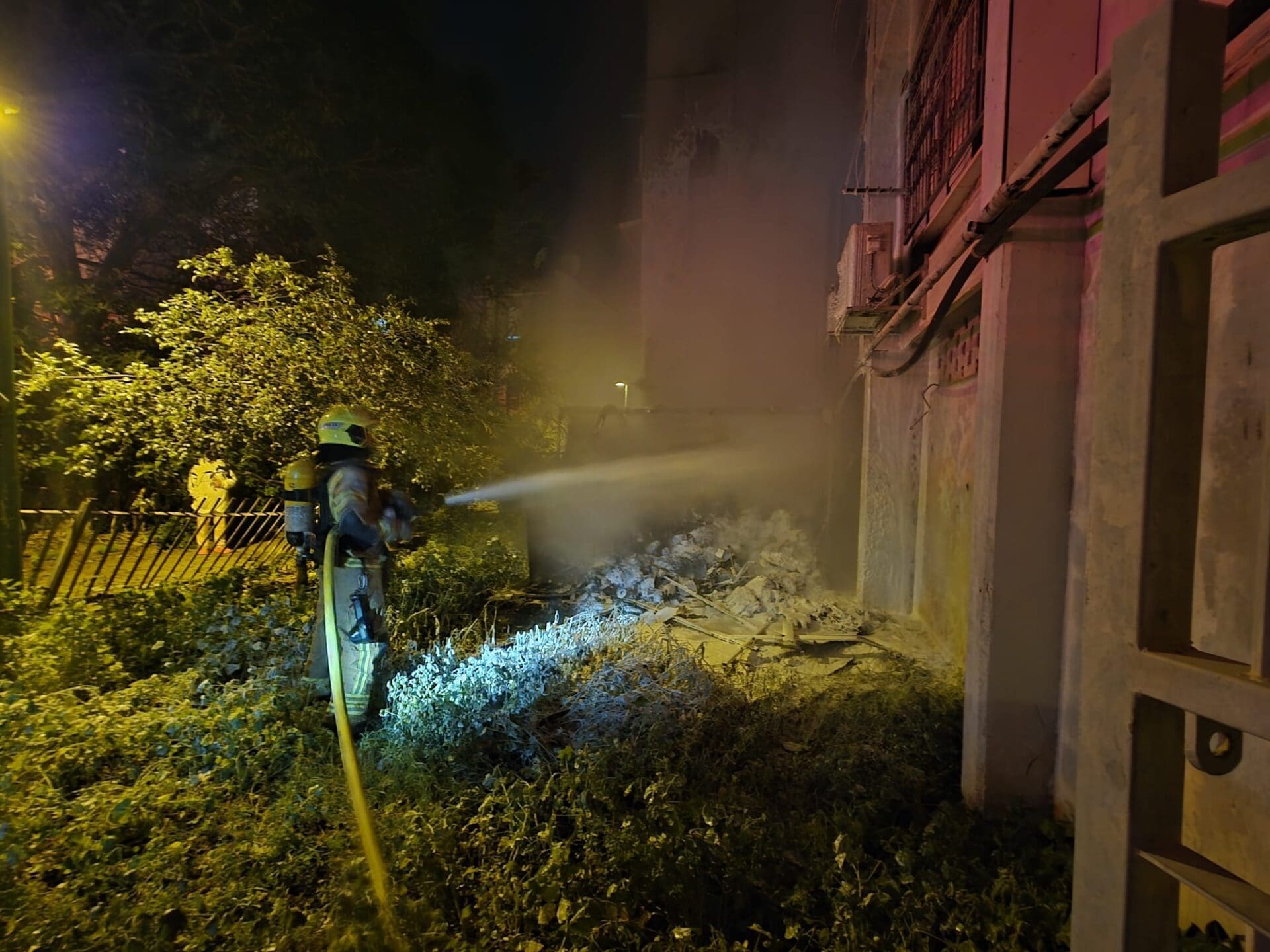 שריפה ברחוב פז בחיפה (צילום: חילוץ והצלה)