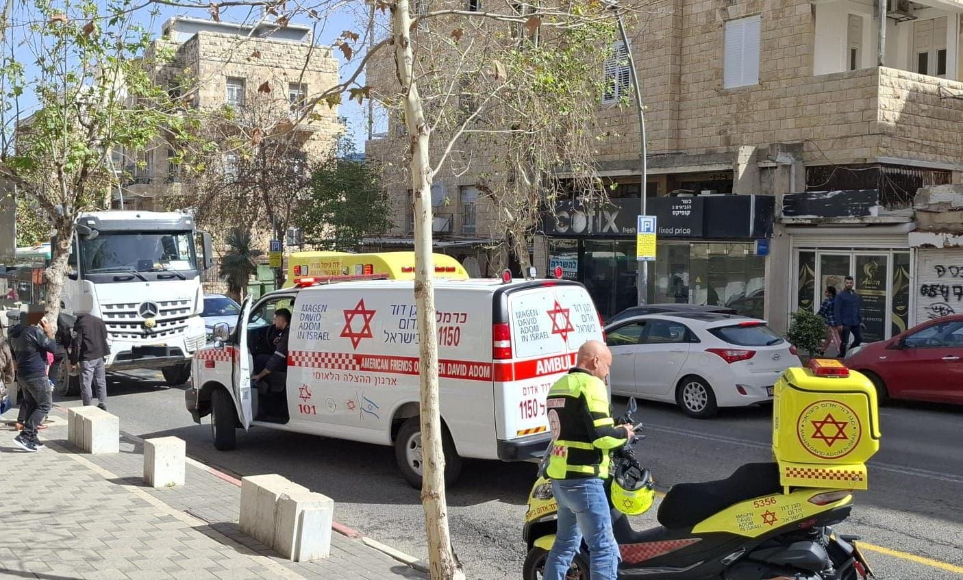 תאונה ברחוב הנביאים בחיפה (צילום: מד"א)
