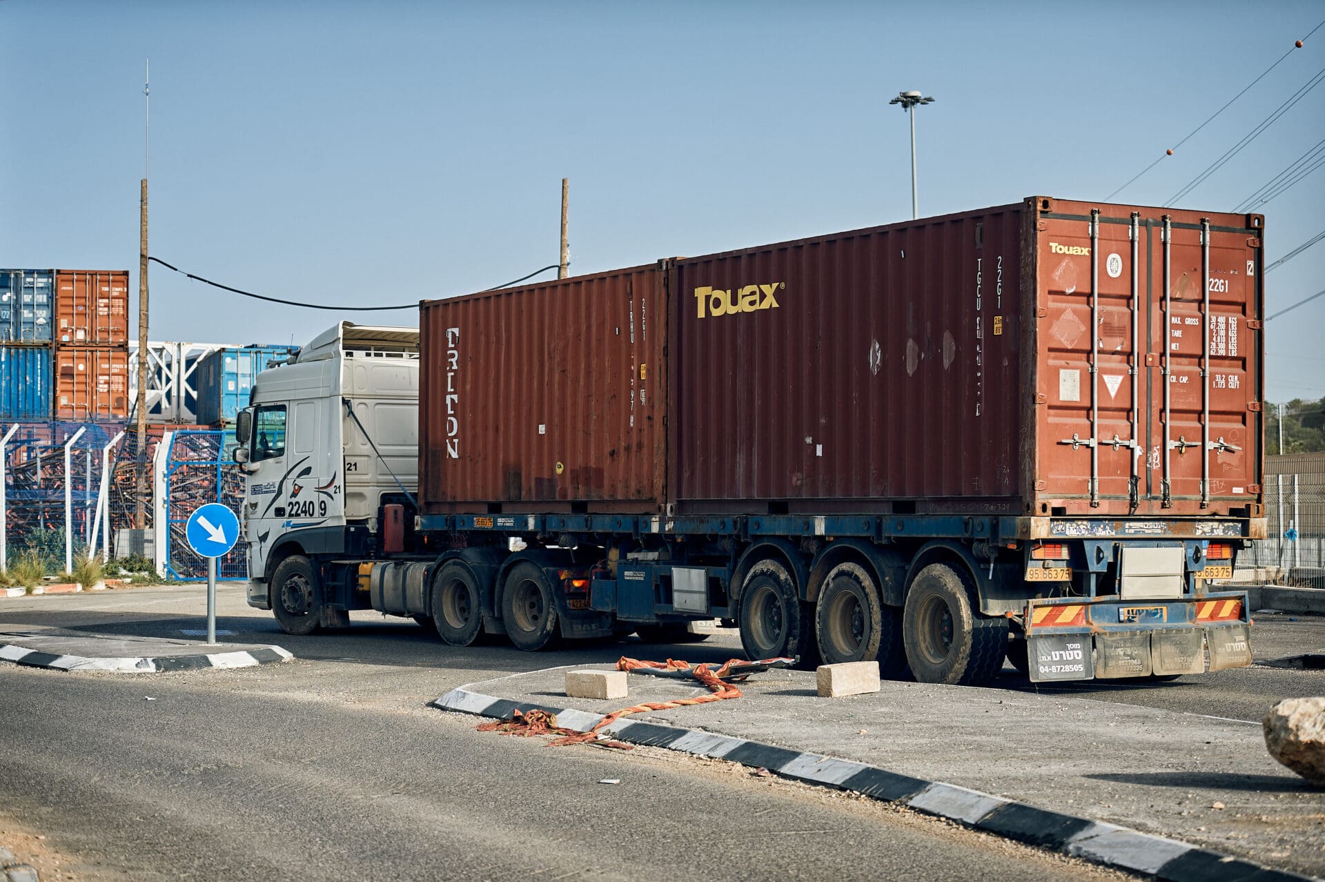Transfer Shipping Line ZIM, ZIM, truck, semitrailer, sea containers, cargo containers ...