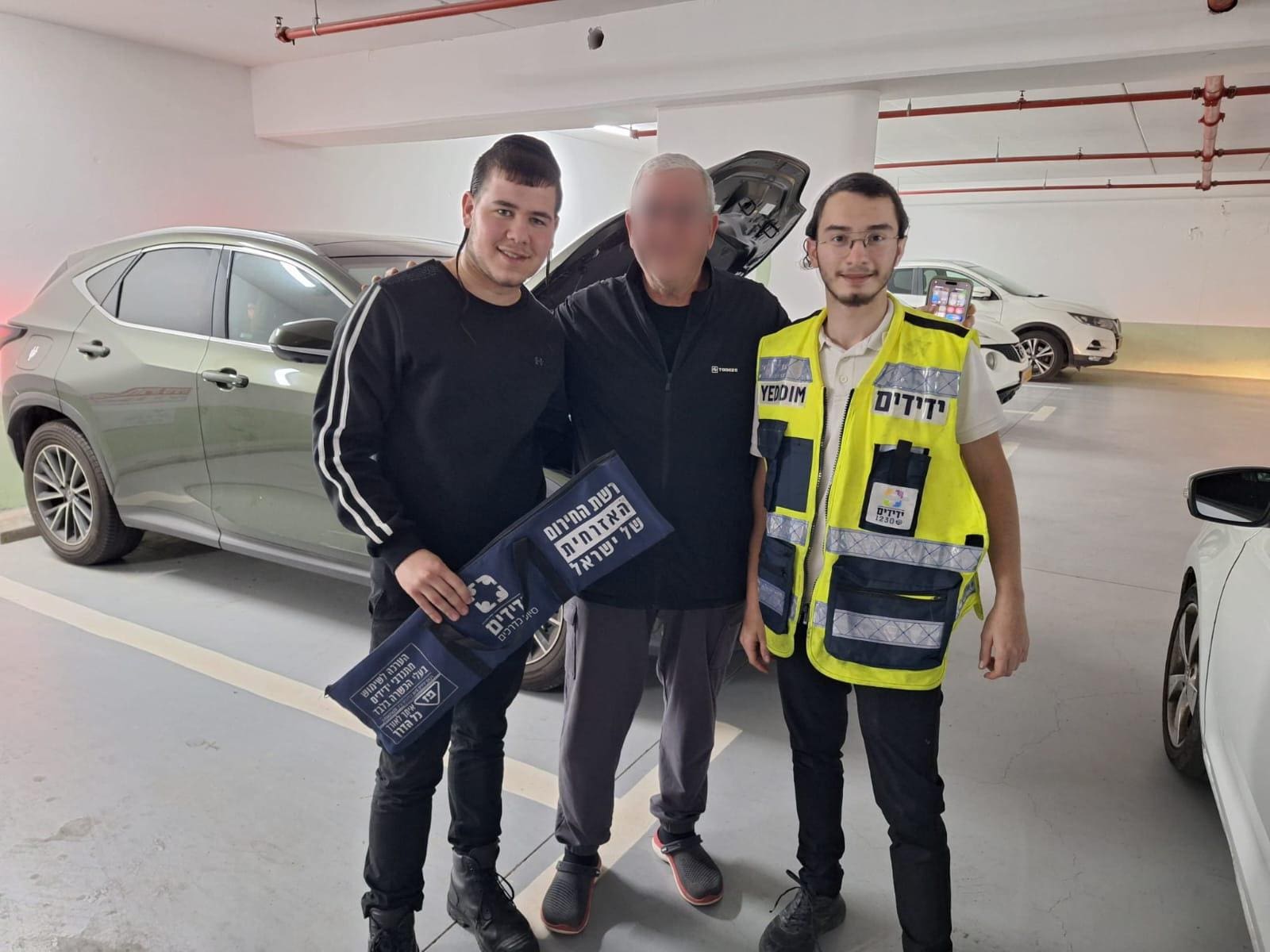 חילוץ אדם מרכב חשמלי שננעל (צילום: ידידים)