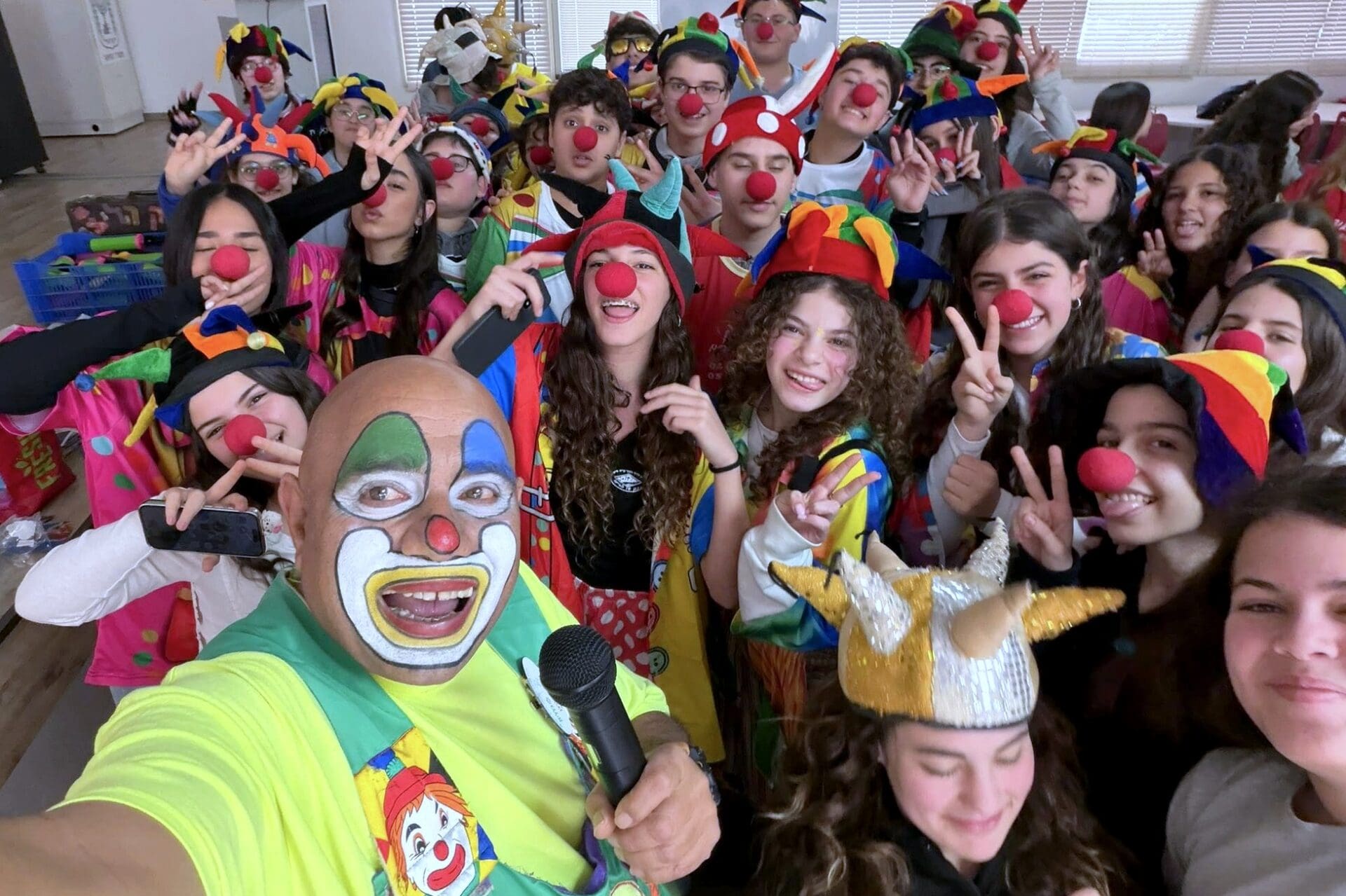 משנכנס אדר מרבין בשמחה: איציק הליצן הגיע לחיפה (צילום: אדיר יזירף).