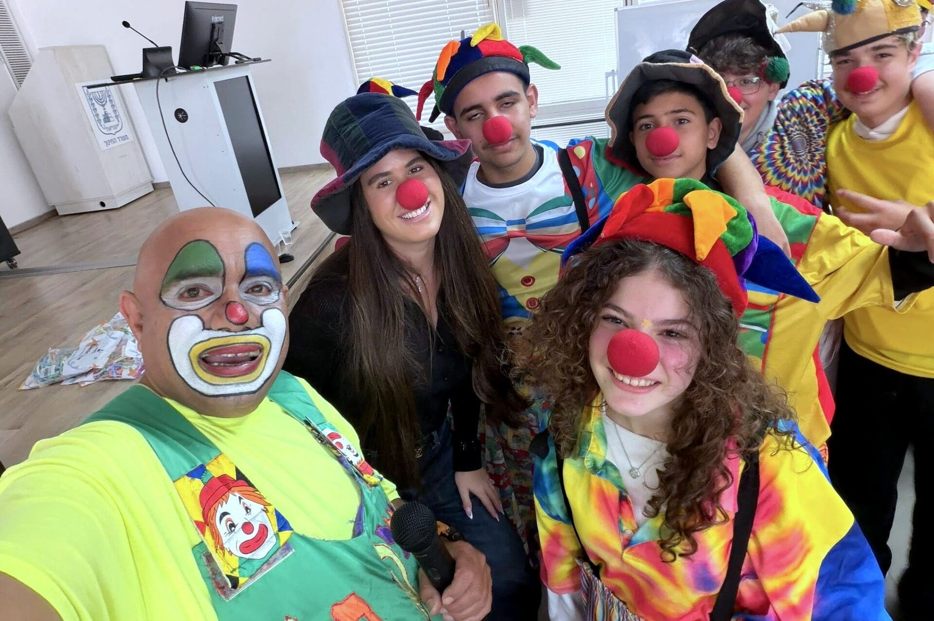 משנכנס אדר מרבין בשמחה: איציק הליצן הגיע לחיפה (צילום: אדיר יזירף).