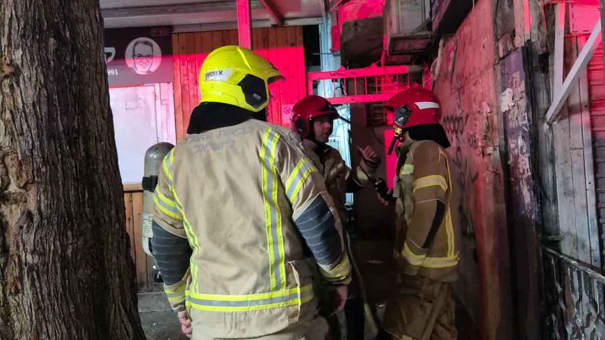 לוחמי האש בזירה ברחוב סירקין בחיפה - פיצוץ סוללת אופניים חשמליים בחיפה: פצוע קל משאיפת עשן (צילום: כבאות והצלה)