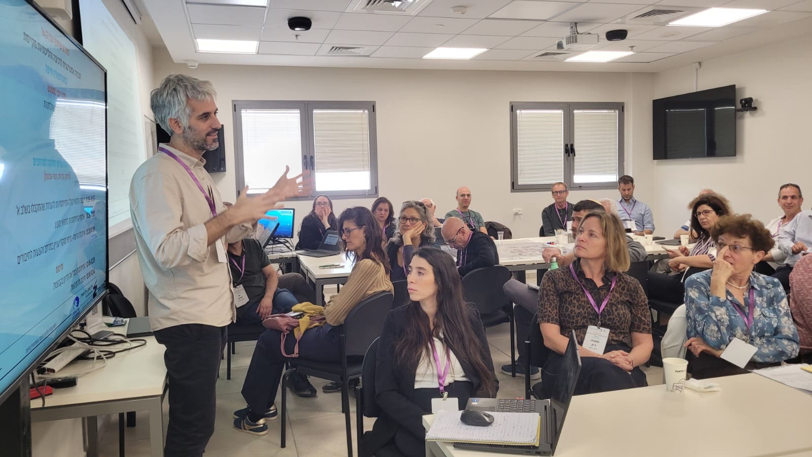 יובל אדמון במפגש היוועצות לתכנון טיילת המפרץ (קרדיט: המנהלת לפיתוח מפרץ חיפה)