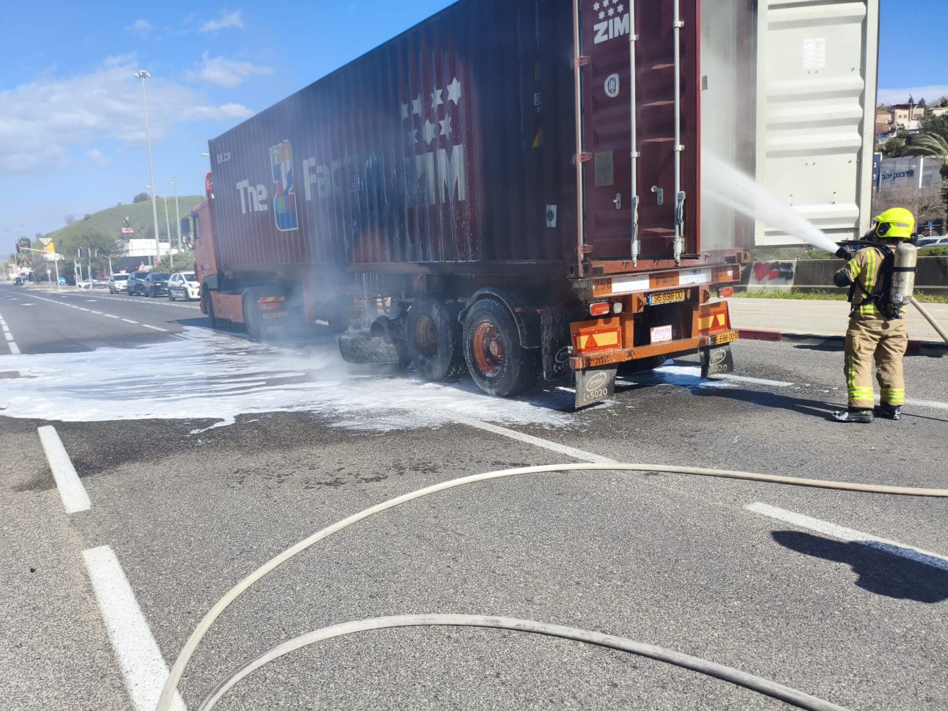 משאית בוערת בצומת יוקנעם (צילום: איחוד הצלה)