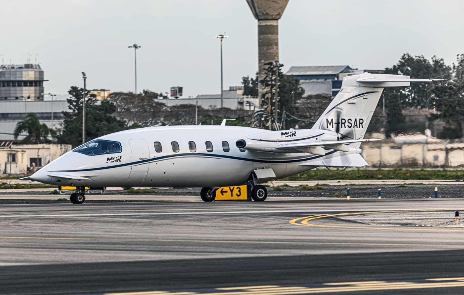 מטוס מדגם
Piaggio P-180 Avanti II בנמל התעופה חיפה (צילום: אנתוני הרשקו)