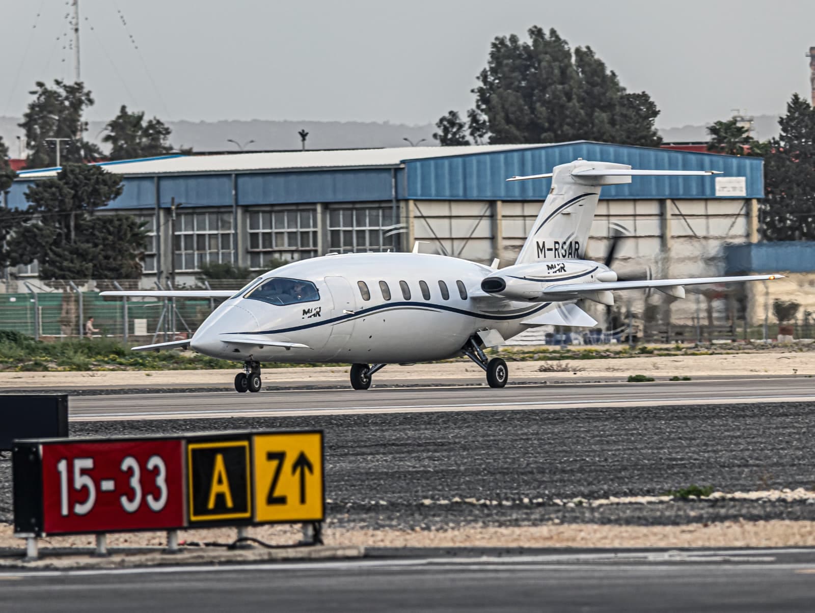 מטוס מדגם Piaggio P-180 Avanti II בנמל התעופה חיפה (צילום: אנתוני הרשקו)