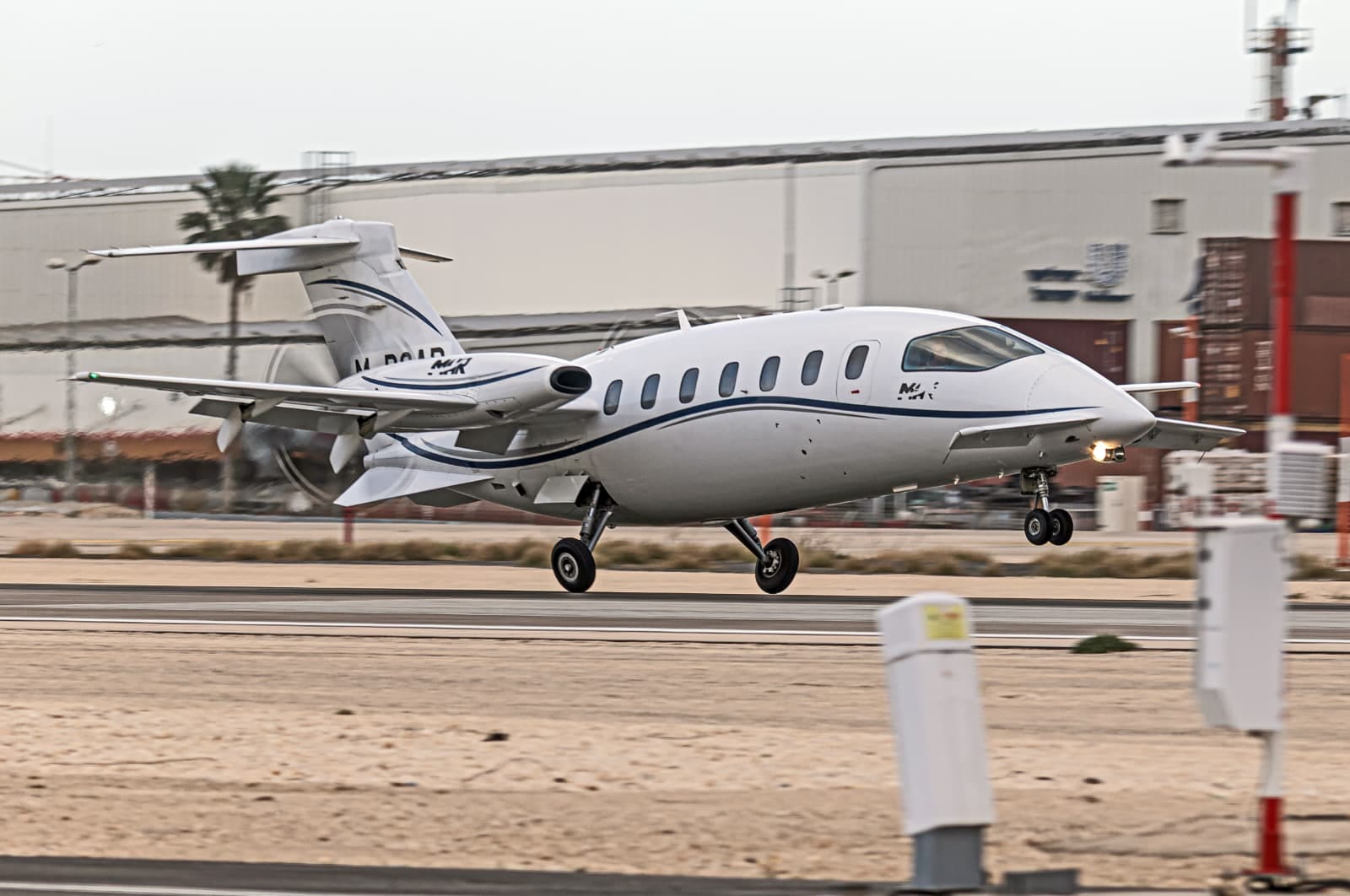 מטוס מדגם
Piaggio P-180 Avanti II בנמל התעופה חיפה (צילום: אנתוני הרשקו)