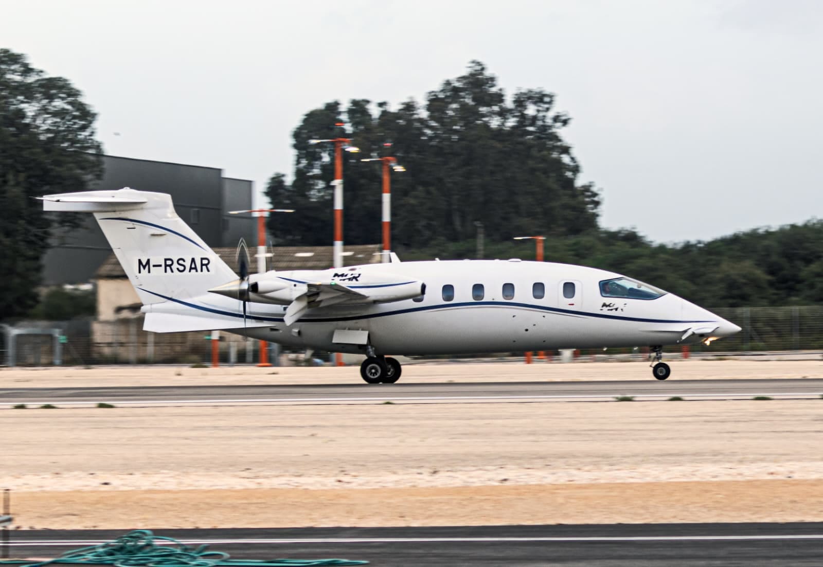 מטוס מדגם
Piaggio P-180 Avanti II בנמל התעופה חיפה (צילום: אנתוני הרשקו)