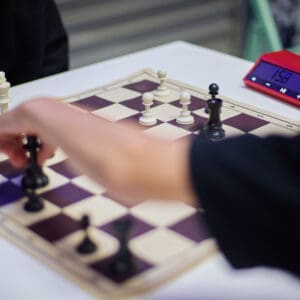 שחמט, אירוע צאו מהקופסה, טורניר משחקי קופסה, משחקי קופסה, אירוע משחקים, תחרות משחקים, אצטדיון סמי עופר, סמי עופר חיפה, חיפה, ישראל, אירוע בישראל, פעילות משפחתית, בילוי משפחתי, הורים וילדים, משפחות עם ילדים, ילדים משחקים, משחק חשיבה, משחק אסטרטגיה, משחק חברתי, משחק חינוכי, קהילה, אירוע קהילתי, תרבות ופנאי, חינוך בלתי פורמלי, למידה דרך משחק, שולחנות משחק, לוח משחק, קוביות משחק, קלפי משחק, בנייה בקוביות עץ, פאזל לילדים, פעילות לילדים, אינטראקציה חברתית, עבודת צוות, תחרות משפחתית, אולם אירועים, אירוע מקורה, קהל, אנשים משחקים, צילום אירועים, תרבות ישראלית, חוויית משחק, יצירתיות, פיתוח חשיבה, זמן איכות משפחתי