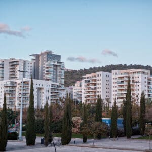 שכונת נאות פרס חיפה, נאות פרס, שכונת מגורים חדשה, בנייני מגורים מודרניים, מגדלי דירות, אדריכלות מודרנית, נדל״ן למגורים, פיתוח עירוני, התחדשות עירונית, פרויקטי מגורים, סביבה ירוקה, שטחים פתוחים, עצי ברוש, צמחייה עירונית, פארק שכונתי, תשתיות עירוניות, רחוב שקט, איכות חיים, קהילה עירונית, מגורים בחיפה, נוף הררי, הר הכרמל, נוף עירוני, שקיעה בעיר, שמיים בהירים, צילום אדריכלות, צילום אורבני, סביבה מודרנית, בנייה רוויה, אזור מתפתח, מגורים בישראל