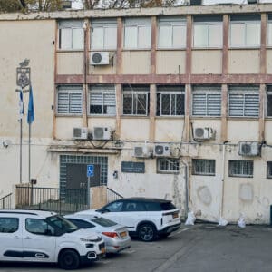 עיריית חיפה, מבנה ציבורי, בניין משרדים עירוני, שירותי ציבור, עיריית חיפה, מבנה מינהלי, מזגנים חיצוניים, חניית עובדים, חצר פנימית, הדר