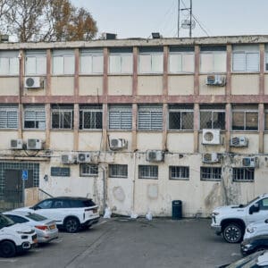 עיריית חיפה, מבנה ציבורי, בניין משרדים עירוני, שירותי ציבור, עיריית חיפה, מבנה מינהלי, מזגנים חיצוניים, חניית עובדים, חצר פנימית, הדר