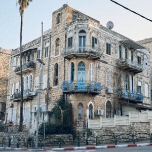 ואדי, סאליב, מבנים עתיקים, בתי אבן, אדריכלות עותמאנית, אדריכלות ערבית מסורתית, קשתות אבן, חלונות מקושתים, תריסי עץ, מרפסות ברזל מעוטרות, בנייה מאבן גיר, מבנה לשימור, שכונה היסטורית, מרקם עירוני ותיק, חזיתות אבן, בניין פינתי, רחוב הררי, טופוגרפיה תלולה, מורשת אדריכלית, מבנים לשימור, צילום אדריכלות