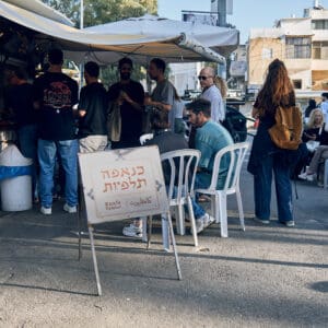 יום שישי, כנאפה, אוכל רחוב, שוק תלפיות, קינוח מזרחי, מאפה גבינה, סירופ סוכר, פיסטוקים, מתוק חם, דוכן אוכל, מטבח ערבי, קונדיטוריה מקומית, תרבות קולינרית, חוויית שוק, אפייה טרייה, חוטי קדאיף, גבינת עיזים, קינוח מסורתי, אוכל אותנטי