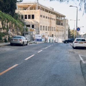 רשות השידור, מבנה נטוש, בניין ציבורי ישן, שכונת הדר חיפה, אדריכלות מודרניסטית, חזית בטון, חלונות סרט, תריסים שבורים, קירות מתקלפים, גרפיטי, התפוררות מבנית, שימור מבנים, נכס ממשלתי לשעבר, התחדשות עירונית, מבנה מינהלי, תשתיות ישנות, נוף עירוני הררי, תיעוד עירוני