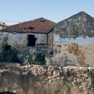 ואדי סאליב חיפה, מבנים נטושים, שכונה היסטורית, בתי אבן ישנים, אדריכלות עותמאנית, חזיתות מתקלפות, חלונות שבורים, מרפסות ברזל ישנות, קשתות אבן, מבנים לשימור, הזנחה עירונית, התפוררות, מרקם עירוני ותיק, מורשת אדריכלית, בניין ערבי מסורתי, רחוב הררי, התחדשות עירונית, צילום תיעודי, צילום אדריכלות