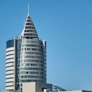 מגדל המפרש, מגדל הטיל, קריית הממשלה חיפה, פגיעת הדף, נזק לחזית, זכוכיות סדוקות, חלונות מנופצים, פגיעת רסיסים, תיעוד נזק, אירוע ביטחוני, פברואר 2026, נזק לרכוש, בטיחות מבנים, בדיקת יציבות, צילום עיתונאי, תיעוד עירוני, מרכז העיר חיפה, קו רקיע עירוני
