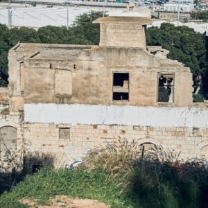 ואדי סאליב חיפה, מבנים נטושים, שכונה היסטורית, בתי אבן ישנים, אדריכלות עותמאנית, חזיתות מתקלפות, חלונות שבורים, מרפסות ברזל ישנות, קשתות אבן, מבנים לשימור, הזנחה עירונית, מתפורר, התפוררות מבנית, מרקם עירוני ותיק, מורשת אדריכלית, בניין ערבי מסורתי, רחוב הררי, התחדשות עירונית, צילום תיעודי, צילום אדריכלות
