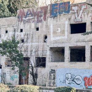 מבנים נטושים, שכונה היסטורית, בתי אבן ישנים, אדריכלות עותמאנית, אדריכלות ערבית מסורתית, חזיתות מתקלפות, חלונות שבורים, בניינים לשימור, הזנחה עירונית, התפוררות מבנית, גרפיטי על קירות, סמטאות צרות, מורשת אדריכלית, התחדשות עירונית