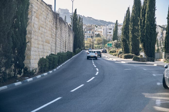 שכונת הדר, ציר תלול, רחוב היסטורי, בנייני אבן ישנים, מבנים לשימור, מבנים נטושים, אדריכלות עותמאנית, מרפסות ברזל, חלונות מקושתים, קירות מתקלפים, גרפיטי, תשתיות חשופות, מדרכות צרות, קיר תומך מאבן, טופוגרפיה הררית, חיבור בין העיר התחתית להדר, נוף מפרץ חיפה