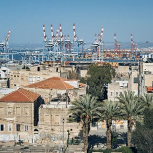 ואדי, סאליב, מבנים עתיקים, בתי אבן, אדריכלות עותמאנית, אדריכלות ערבית מסורתית, קשתות אבן, חלונות מקושתים, תריסי עץ, מרפסות ברזל מעוטרות, בנייה מאבן גיר, מבנה לשימור, שכונה היסטורית, מרקם עירוני ותיק, חזיתות אבן, בניין פינתי, רחוב הררי, טופוגרפיה תלולה, מורשת אדריכלית, מבנים לשימור, צילום אדריכלות