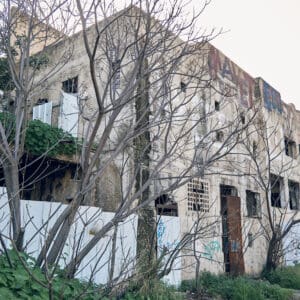 ואדי סאליב חיפה, מבנים נטושים, שכונה היסטורית, בתי אבן ישנים, אדריכלות עותמאנית, חזיתות מתקלפות, חלונות שבורים, מרפסות ברזל ישנות, קשתות אבן, מבנים לשימור, הזנחה עירונית, מתפורר, התפוררות מבנית, מרקם עירוני ותיק, מורשת אדריכלית, בניין ערבי מסורתי, רחוב הררי, התחדשות עירונית, צילום תיעודי, צילום אדריכלות