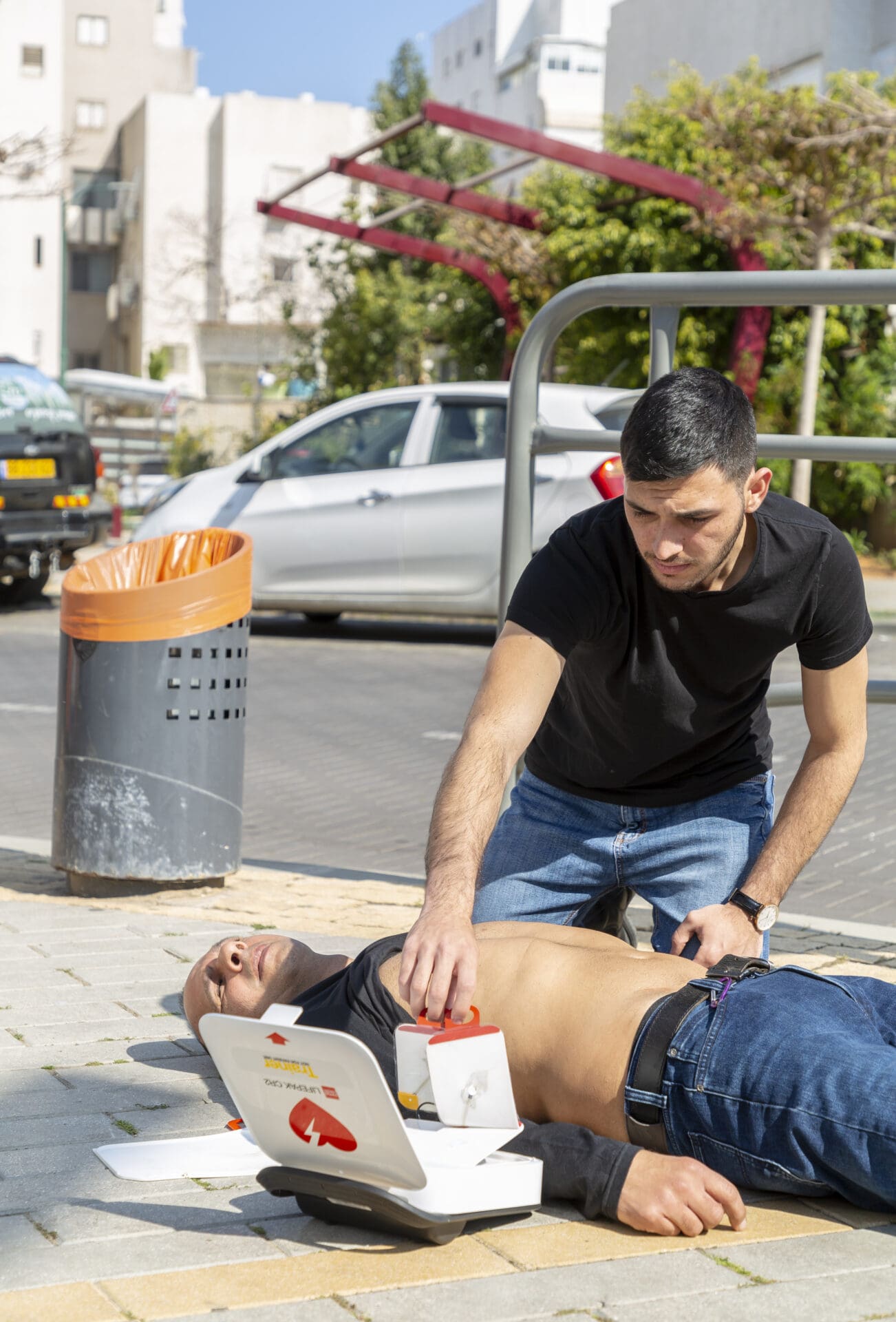 הצלת חיים בעזרת מפעם -דפיברילטור (קרדיט: מד"א)