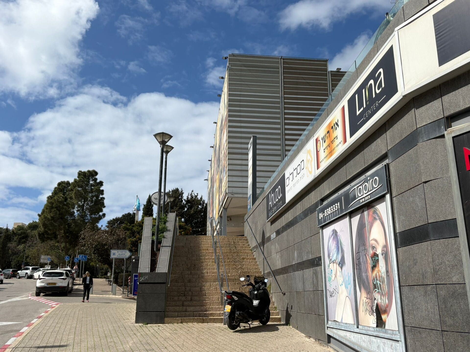 המדרגות החיצוניות לאודיטוריום, מקשות על מבקרים מבוגרים. צילמה: טל קיזמן