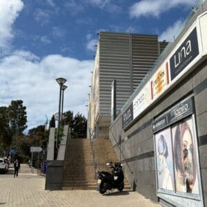 המדרגות החיצוניות לאודיטוריום, מקשות על מבקרים מבוגרים. צילמה: טל קיזמן
