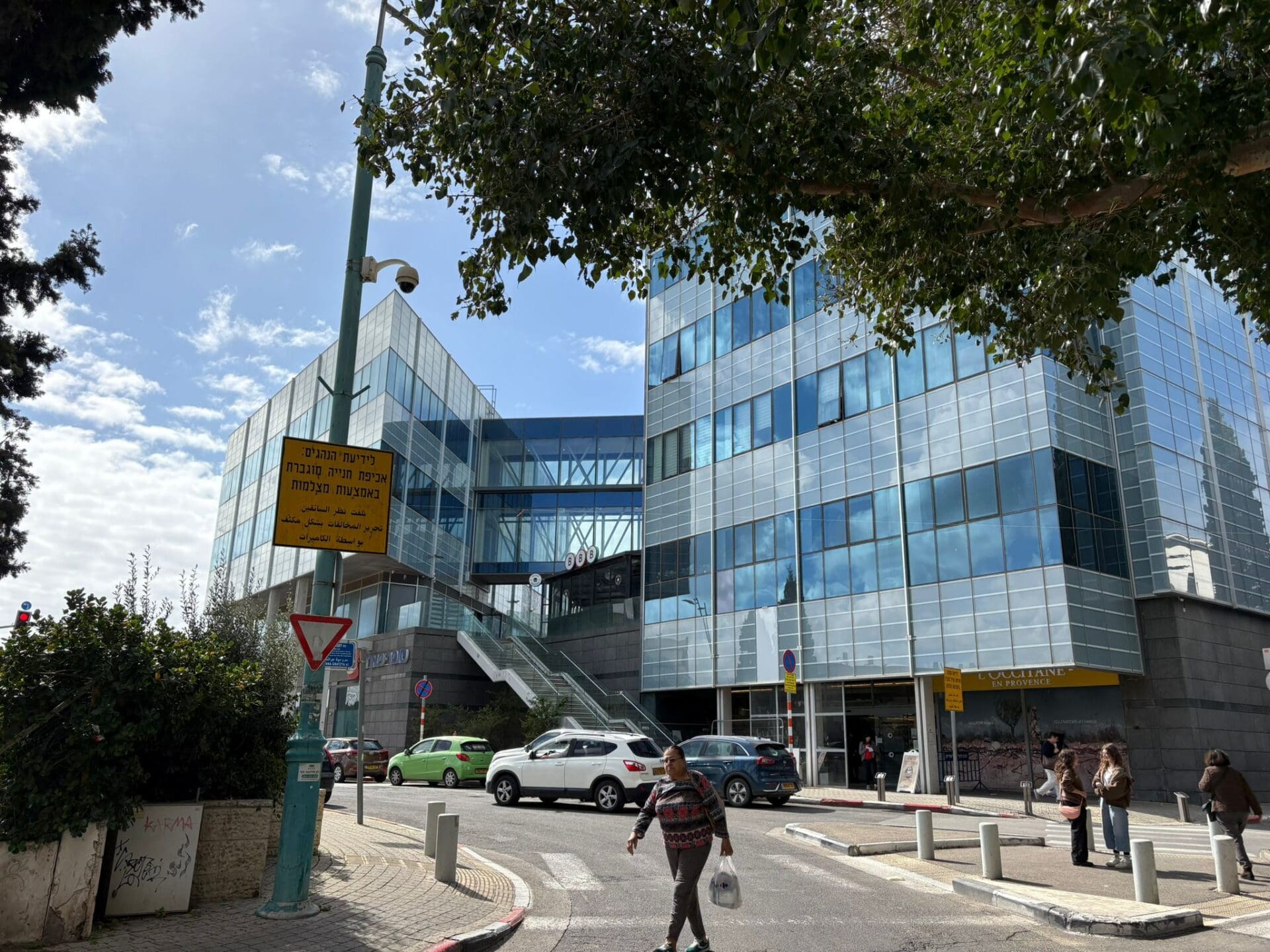 המדרגות החיצוניות לאודיטוריום, מקשות על מבקרים מבוגרים. צילמה: טל קיזמן