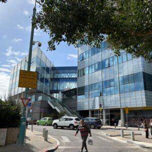 המדרגות החיצוניות לאודיטוריום, מקשות על מבקרים מבוגרים. צילמה: טל קיזמן