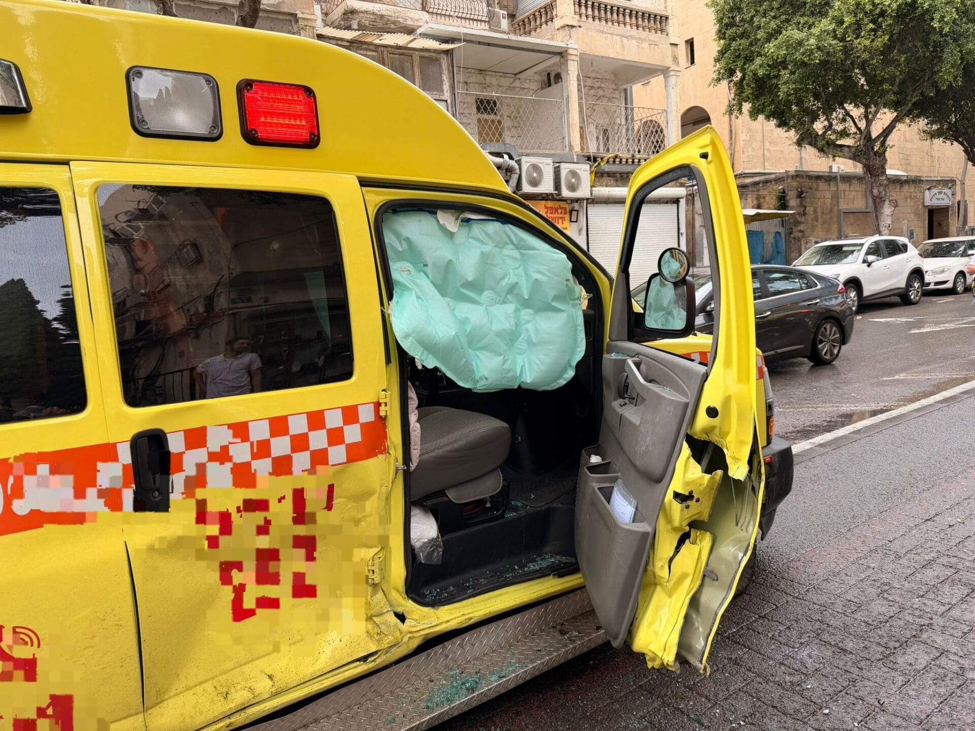 תאונה בין רכב פרטי לאמבולנס (צילום: כבאות והצלה)