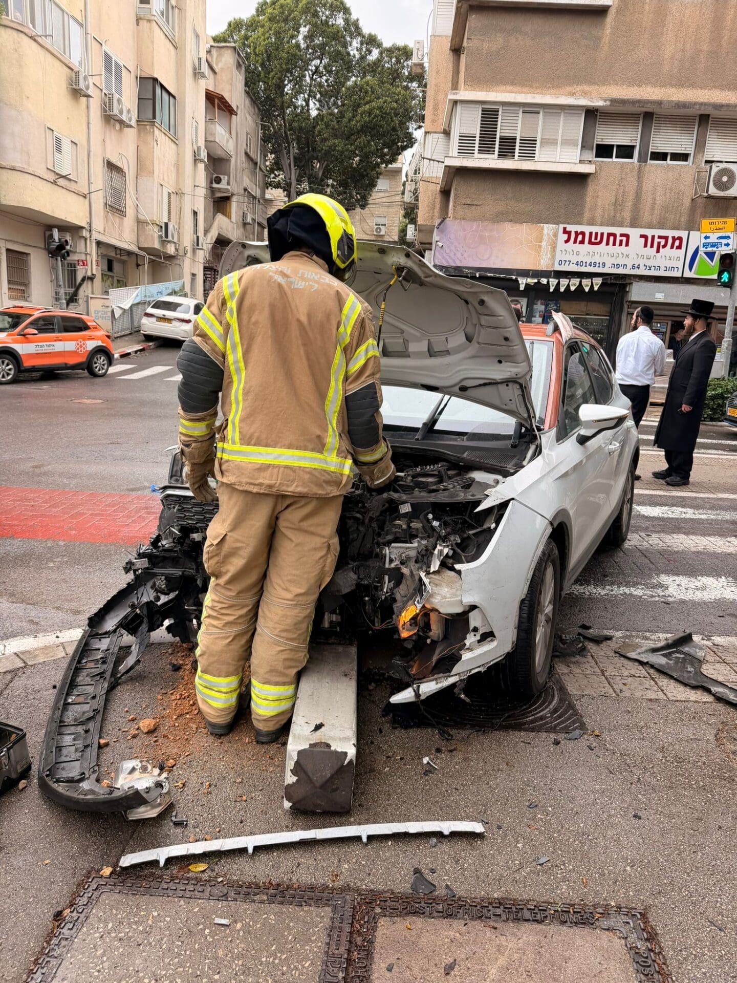 תאונה בין רכב פרטי לאמבולנס (צילום: כבאות והצלה)
