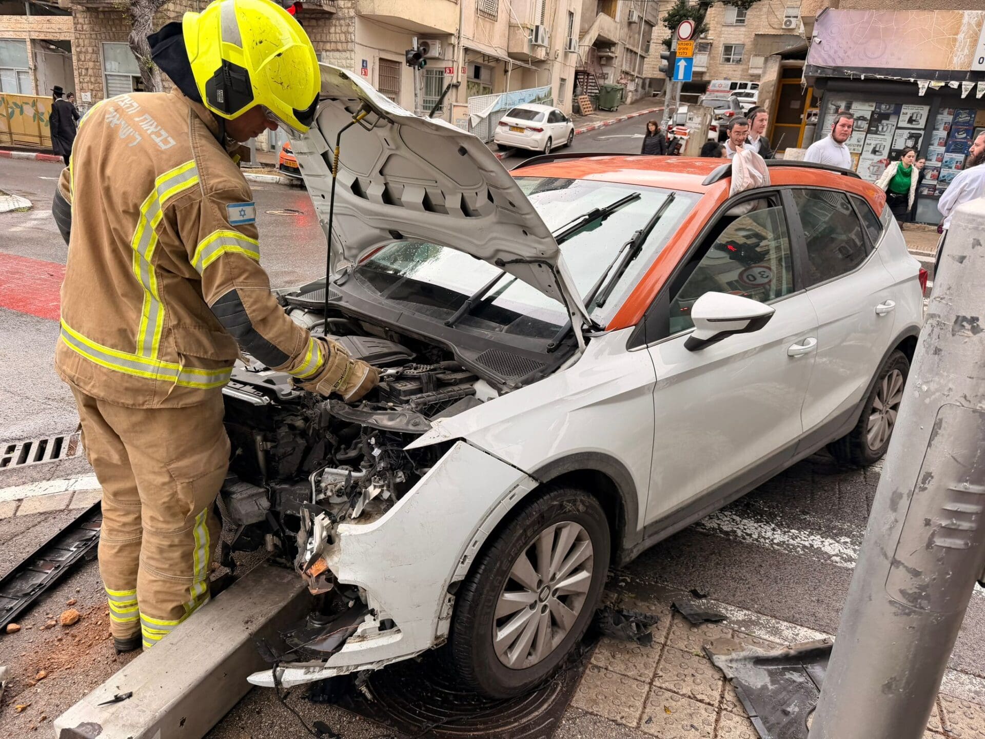 תאונה בין רכב פרטי לאמבולנס (צילום: כבאות והצלה)
