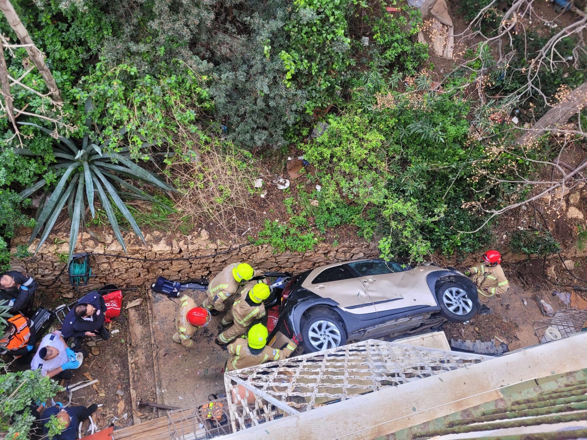 רכב צנח לחצר בית בכרמל צרפתי (צילום: חי פה בשטח)