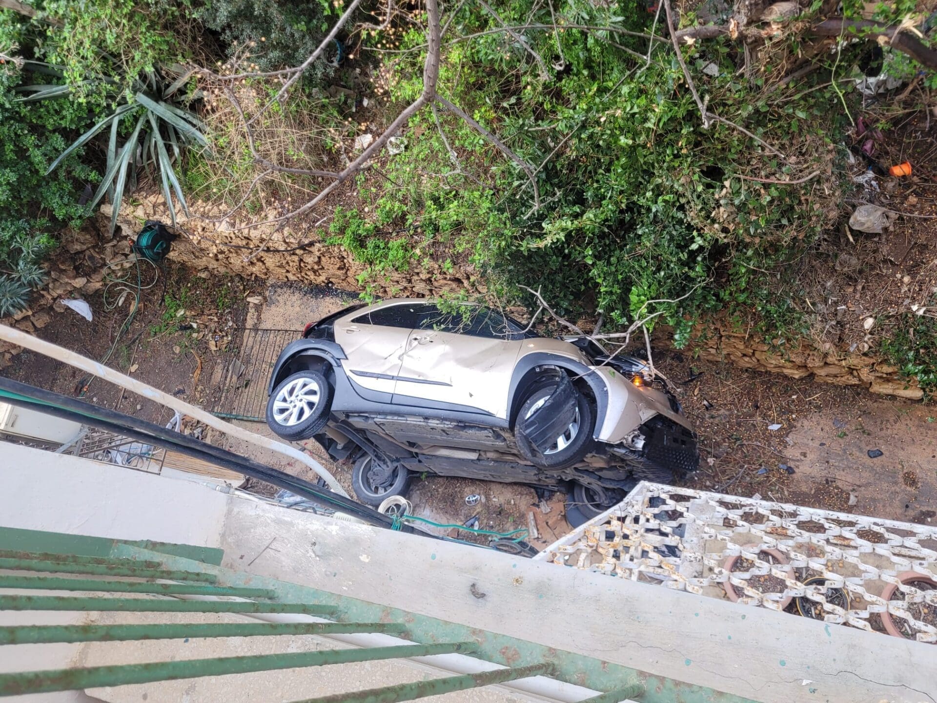 רכב צנח לחצר בית בכרמל צרפתי (צילום: חי פה בשטח)