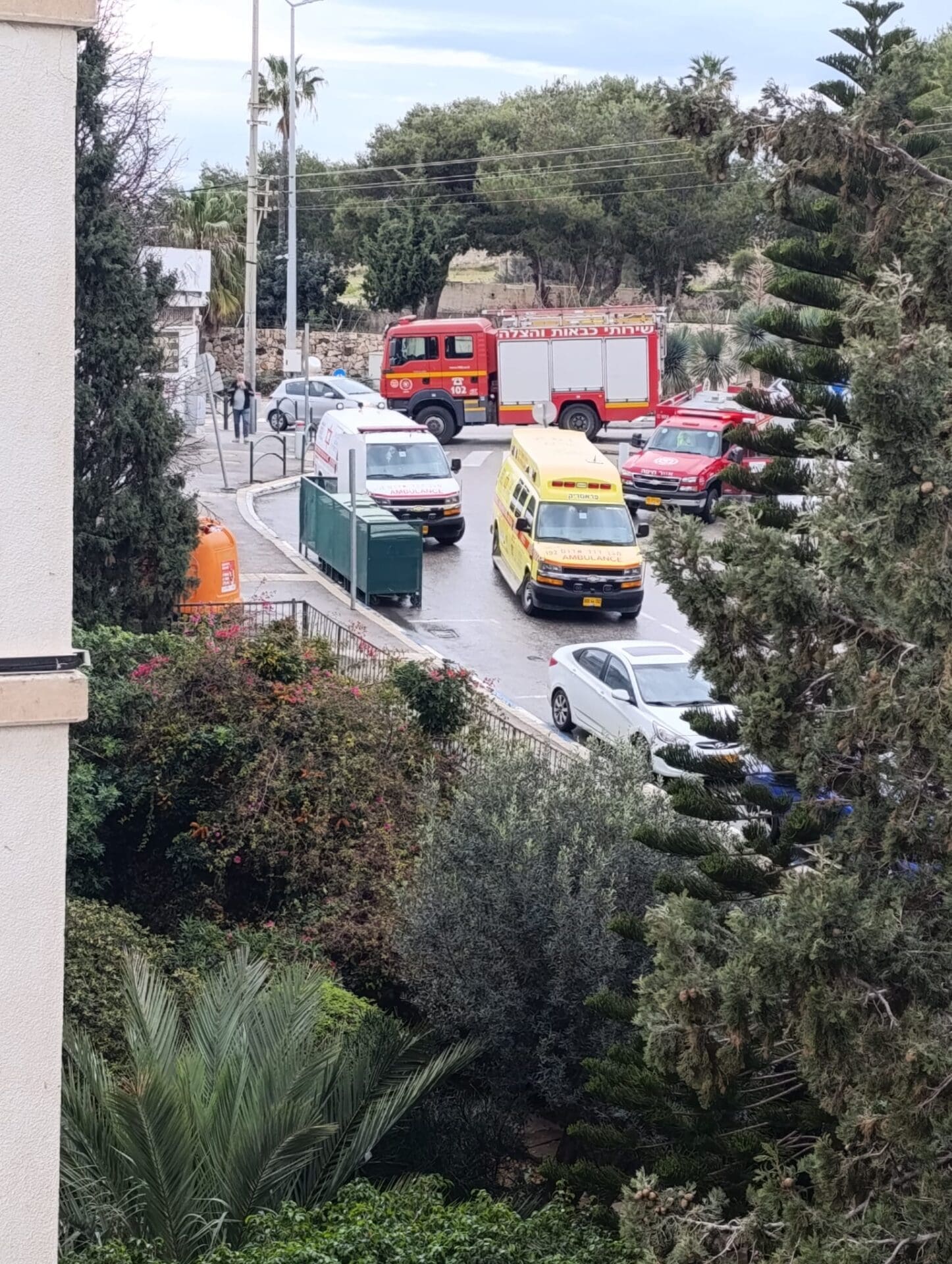 רכב צנח לחצר בית בכרמל צרפתי (צילום: חי פה בשטח)