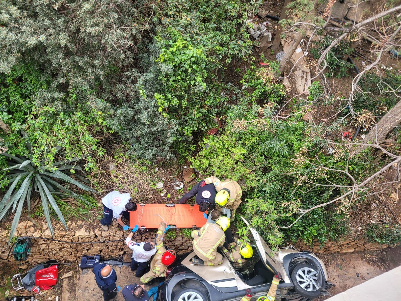 רכב צנח לחצר בית בכרמל צרפתי (צילום: חי פה בשטח)