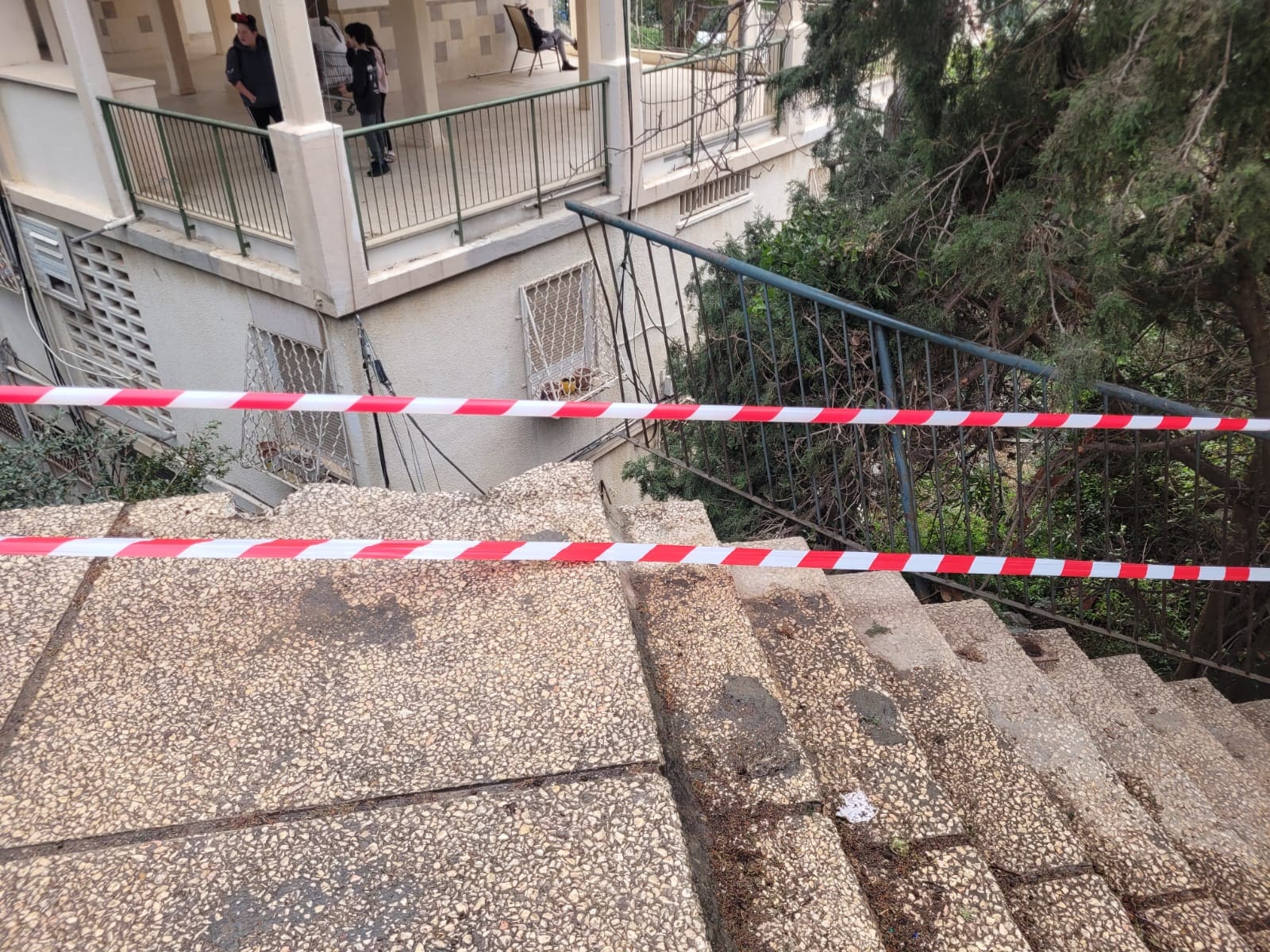 רכב צנח לחצר בית בכרמל צרפתי (צילום: חי פה בשטח)