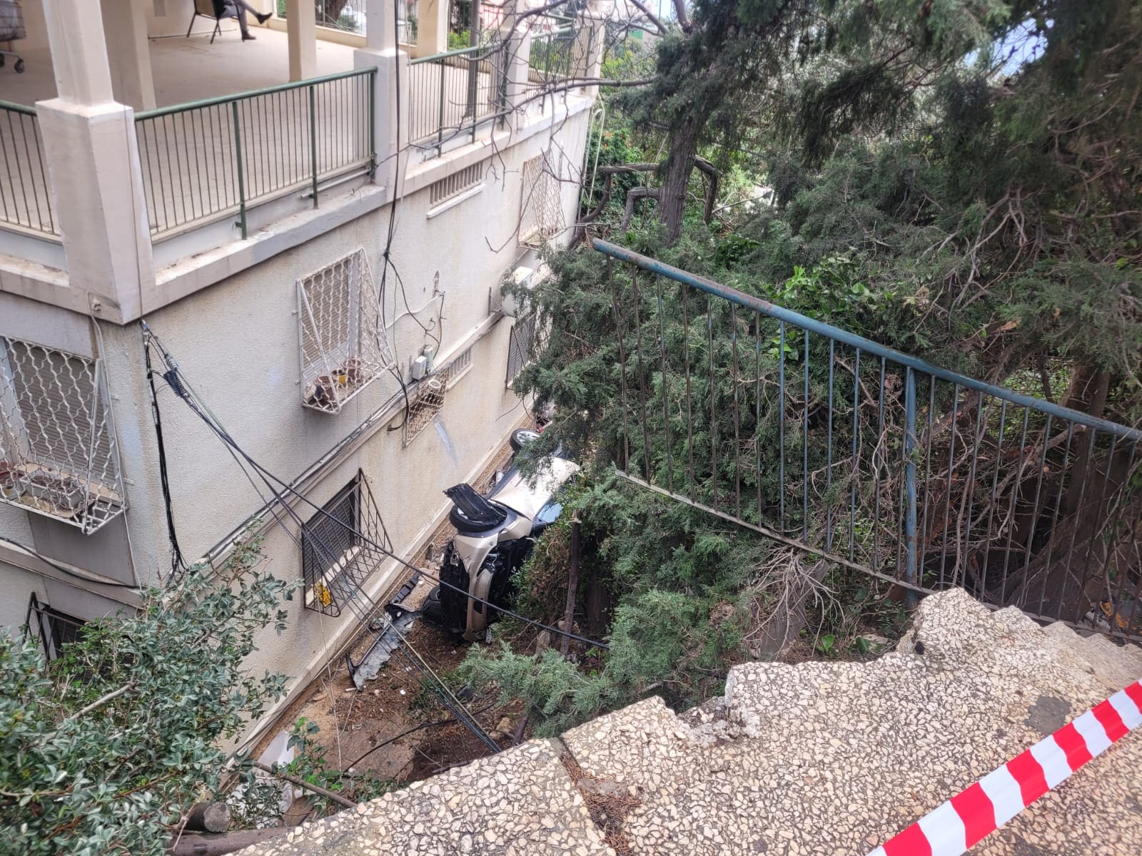 רכב צנח לחצר בית בכרמל צרפתי (צילום: חי פה בשטח)