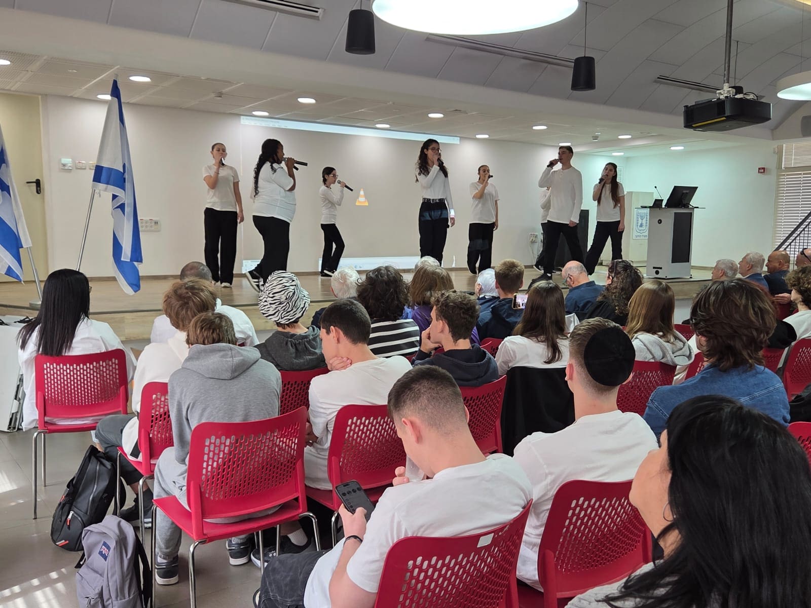 מקהלת א' קול, תלמידי עירוני א' בטקס י"א באדר (צילום: יעל הורוביץ)